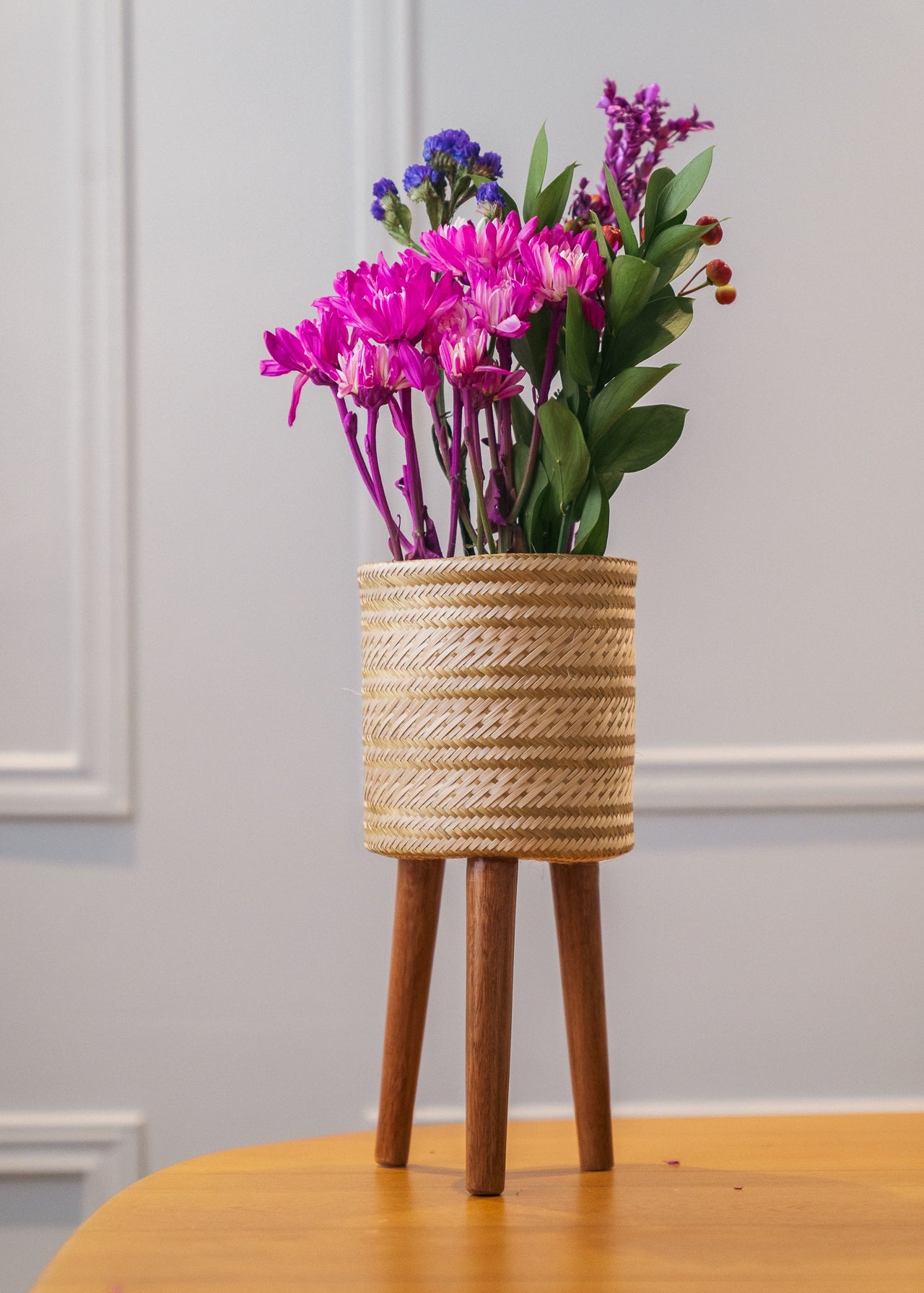 Cesta pequeña con madera