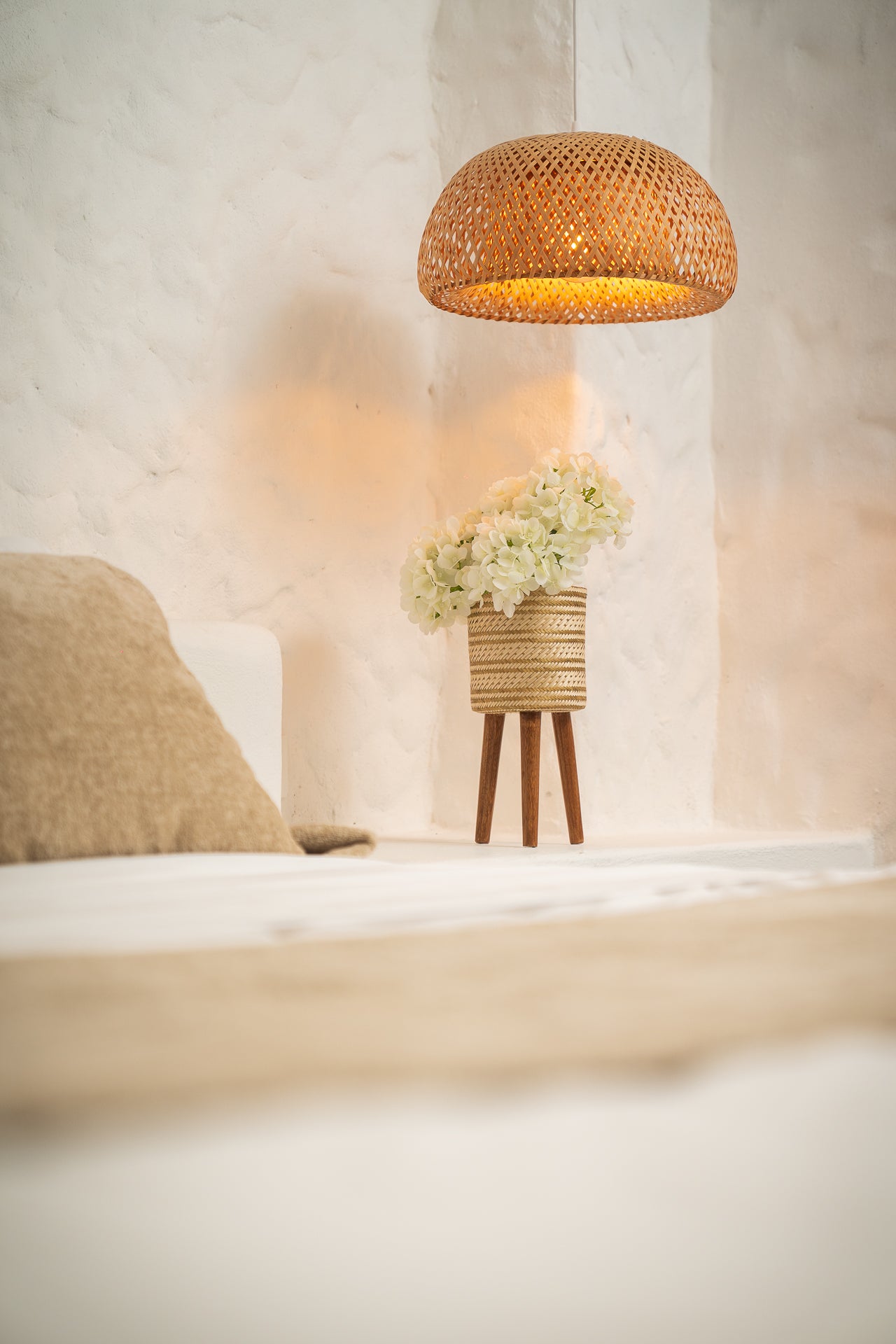 Cesta pequeña con madera