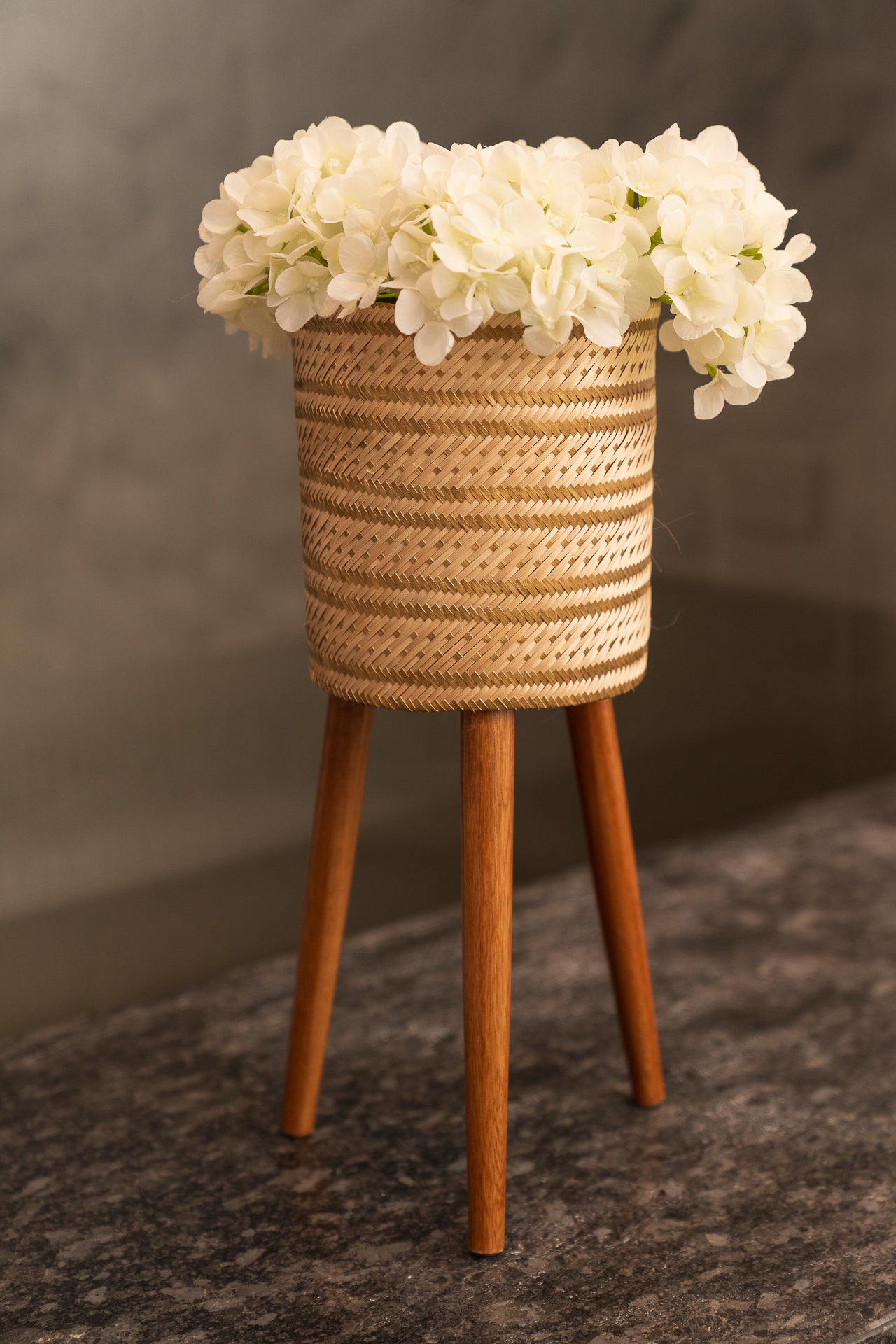 Cesta pequeña con madera
