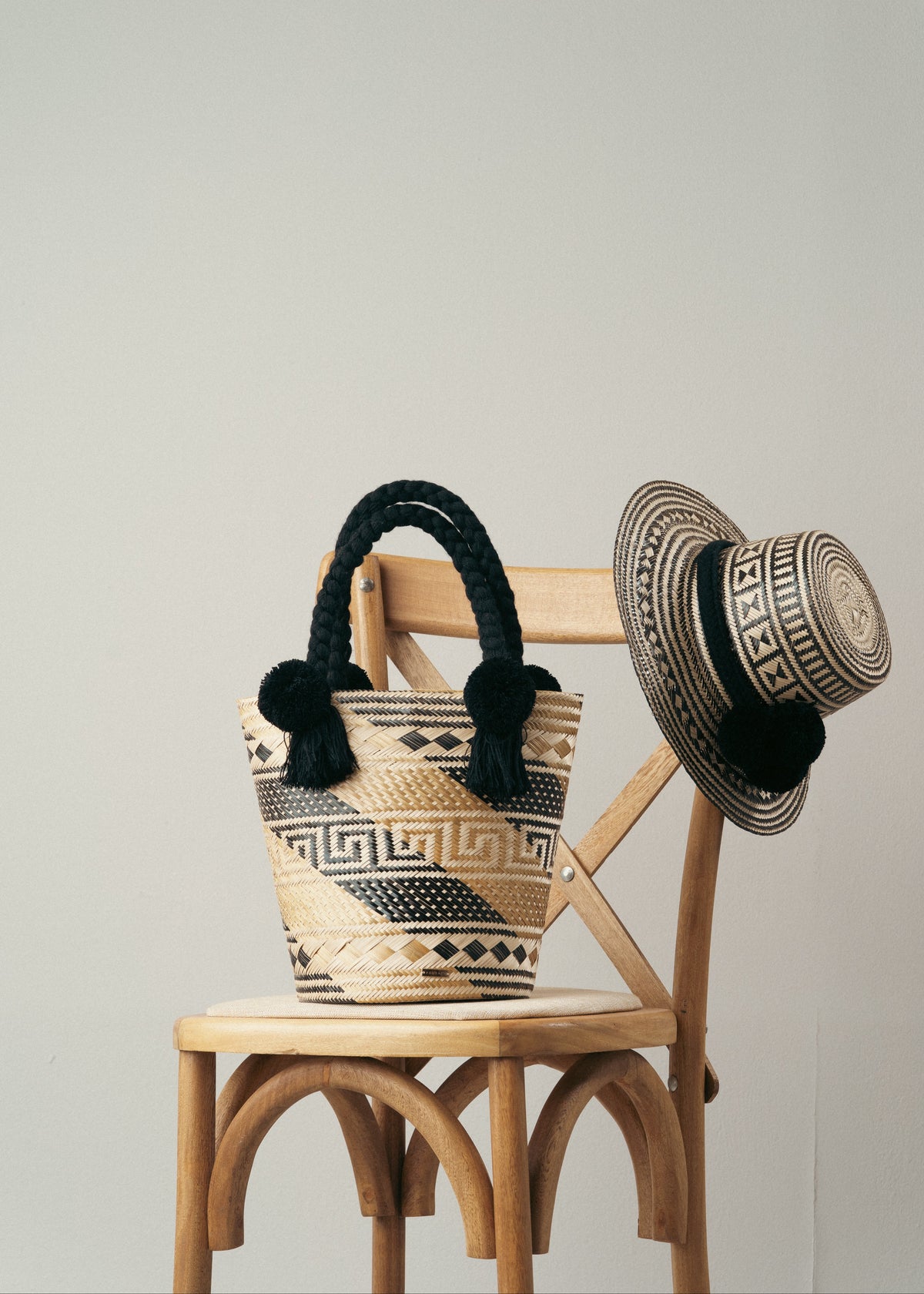 Set Macuira black and gold y Visera o sombrero ala corta